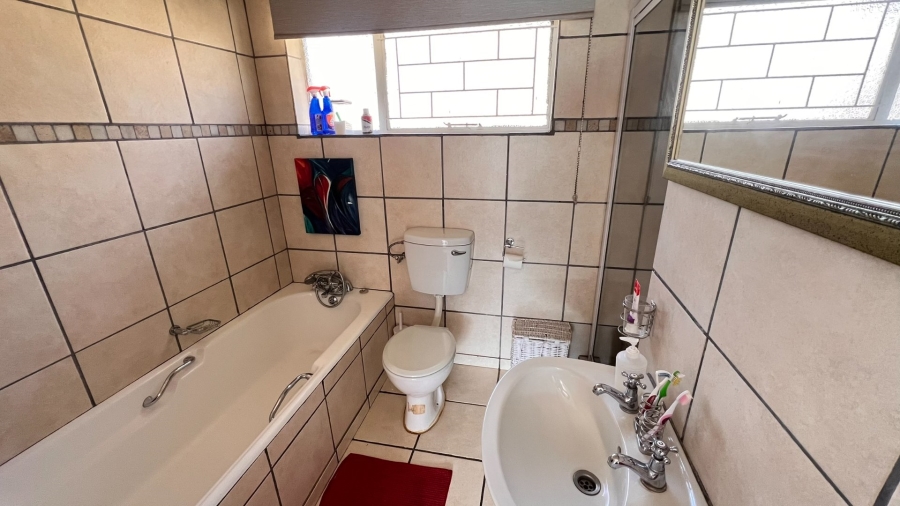 3 Bedroom Property for Sale in Langenhovenpark Free State